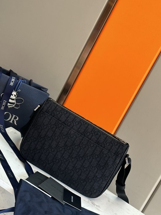 Dior 48123153 size 26x18x6cm color 82A