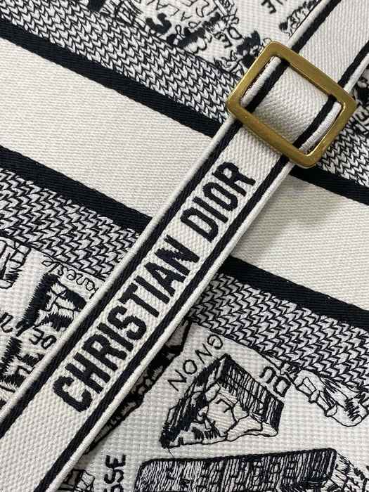 Dior Canvas Tote with elegant design traits Black 01A