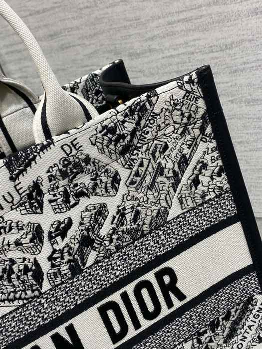 Dior Canvas Tote with elegant design traits Black 01A