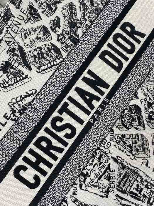 Dior Canvas Tote with elegant design traits Black 01A