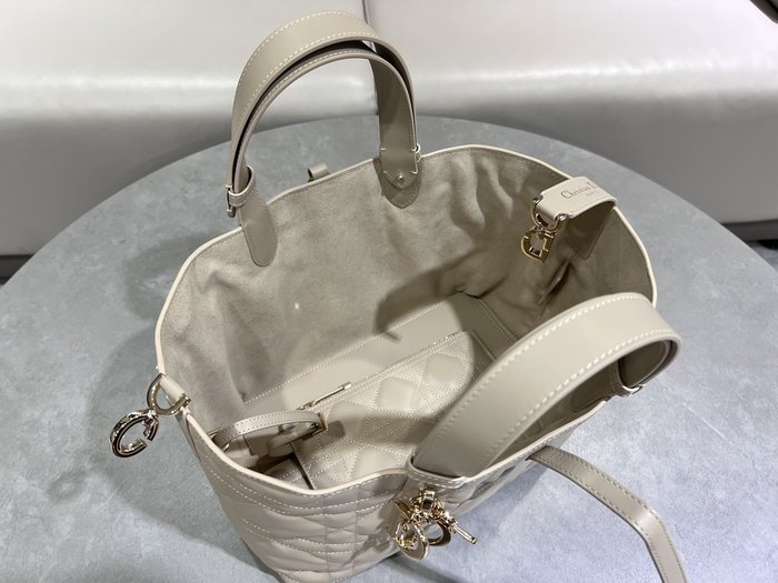 Dior Quilted Tote Beige 01A 4