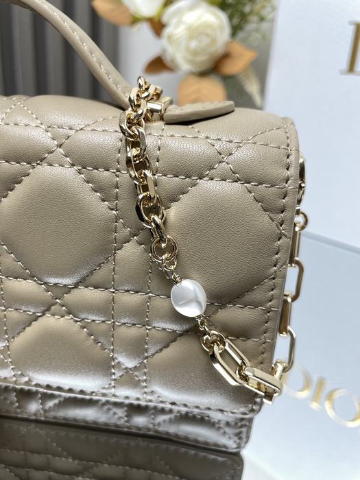 Dior Quilted Tote Beige 01A 8