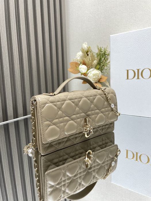 Dior Quilted Tote Beige 01A 8
