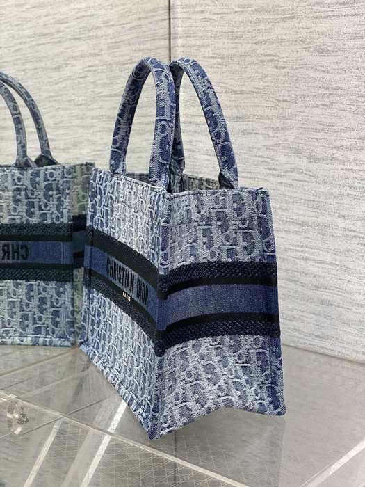 Dior Tote Bag with stylish features Navy 01A 13