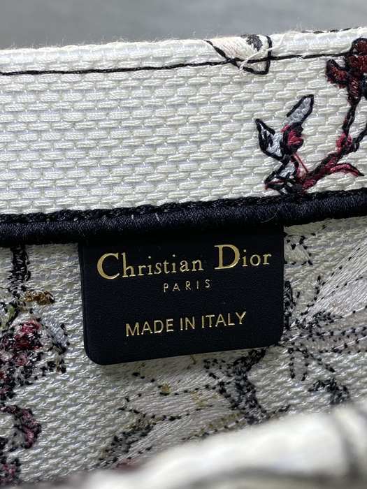 Dior Tote bag with artistic print features White 01A