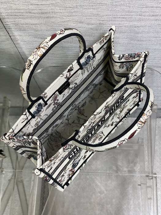 Dior Tote bag with artistic print features White 01A
