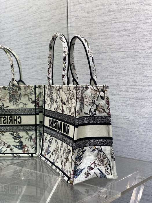 Dior Tote bag with artistic print features White 01A