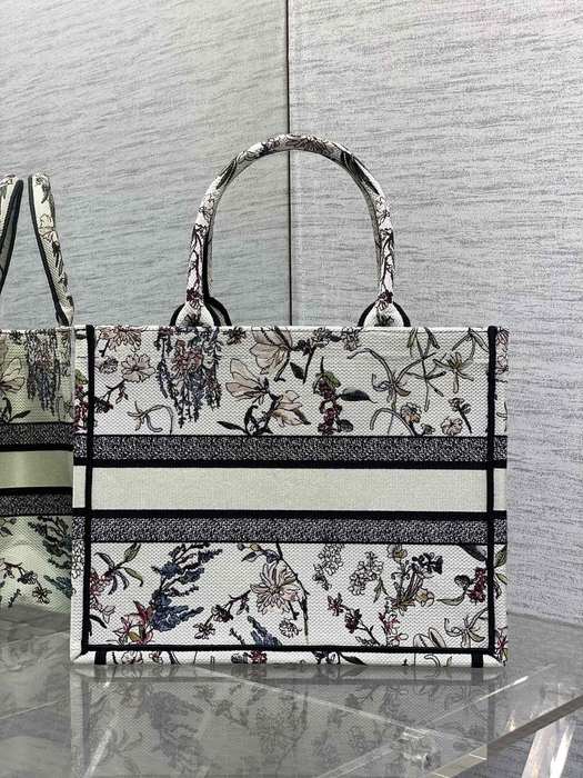 Dior Tote bag with artistic print features White 01A