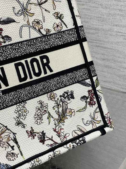 Dior Tote bag with artistic print features White 01A