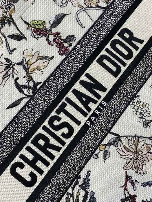 Dior Tote bag with artistic print features White 01A