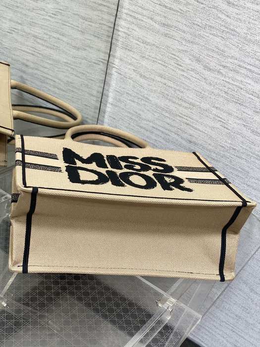 Dior Tote bag with elegant features Beige 01A 3