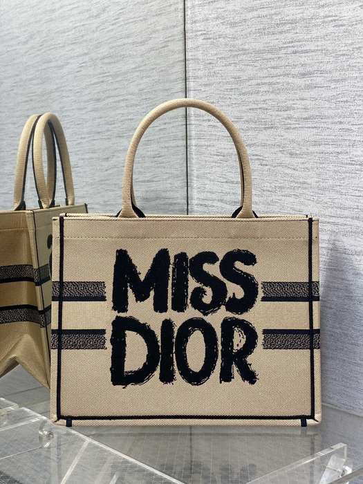 Dior Tote bag with elegant features Beige 01A 3