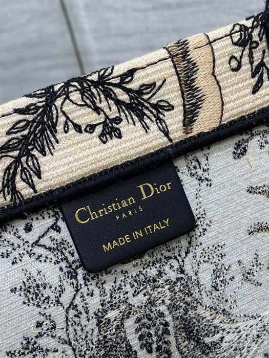 Dior Tote bag with intricate details Beige 01A