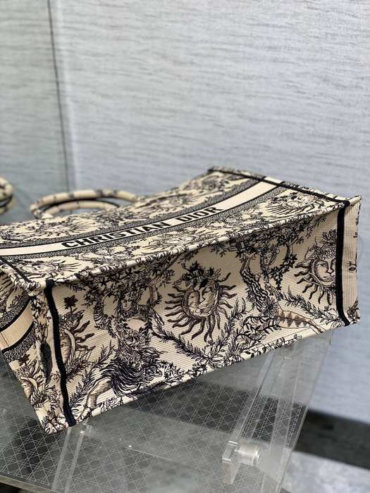 Dior Tote bag with intricate details Beige 01A