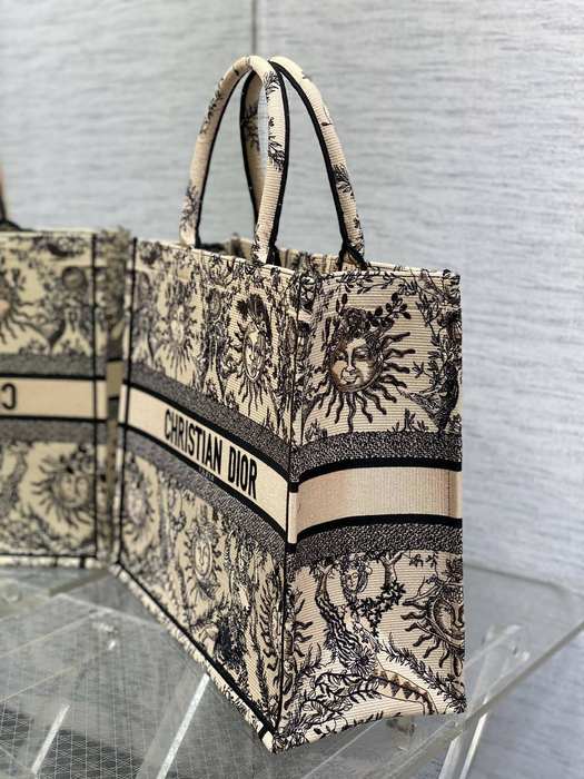Dior Tote bag with intricate details Beige 01A