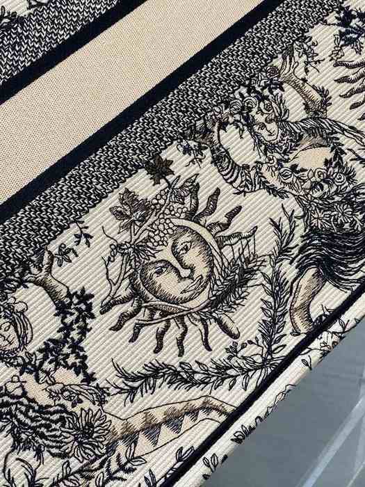 Dior Tote bag with intricate details Beige 01A