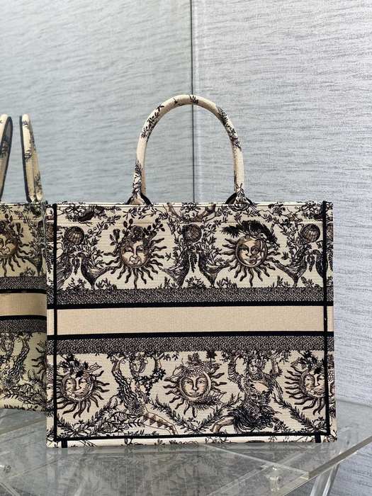 Dior Tote bag with intricate details Beige 01A