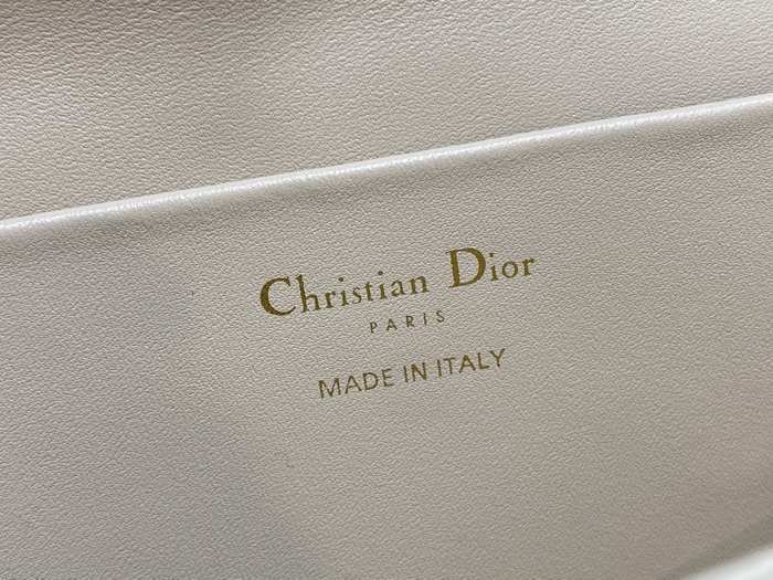 Dior Tote bag with structured design White 01A