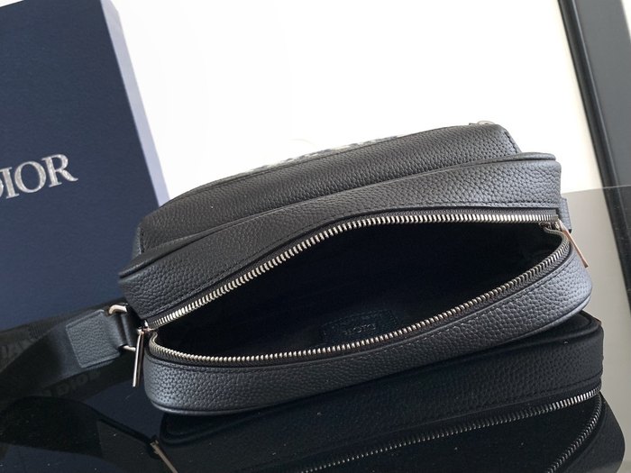 Dior Tote bag with stylish features Black 01A 13