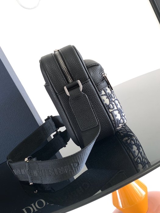 Dior Tote bag with stylish features Black 01A 13