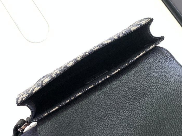 Dior Tote bag with stylish features Black 01A 17