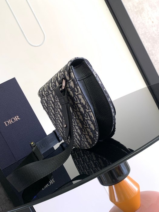 Dior Tote bag with stylish features Black 01A 17