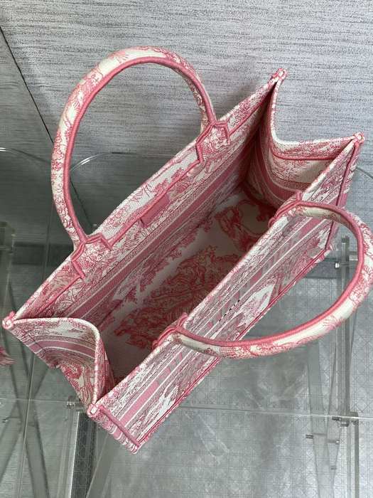 Dior Tote bag with stylish features Red 01A