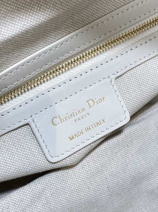 Dior Tote bag with stylish features White 01A 2