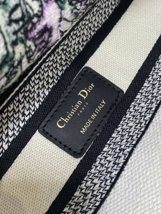 Dior Tote bag with stylish features White 01A 3