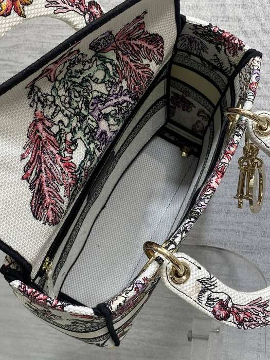 Dior Tote bag with stylish features White 01A 3