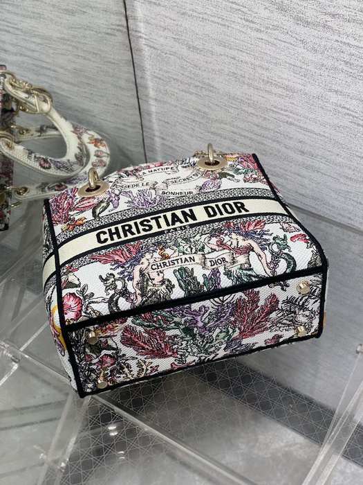 Dior Tote bag with stylish features White 01A 3