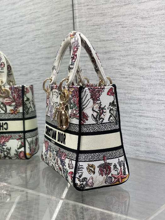 Dior Tote bag with stylish features White 01A 3