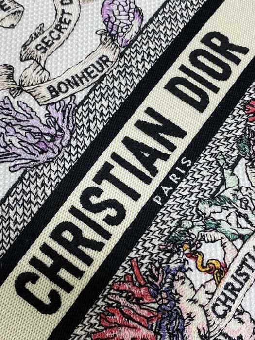 Dior Tote bag with stylish features White 01A 3