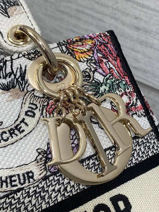 Dior Tote bag with stylish features White 01A 3