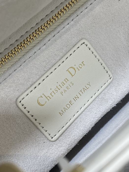 Dior Tote bag with stylish features White 01A 4