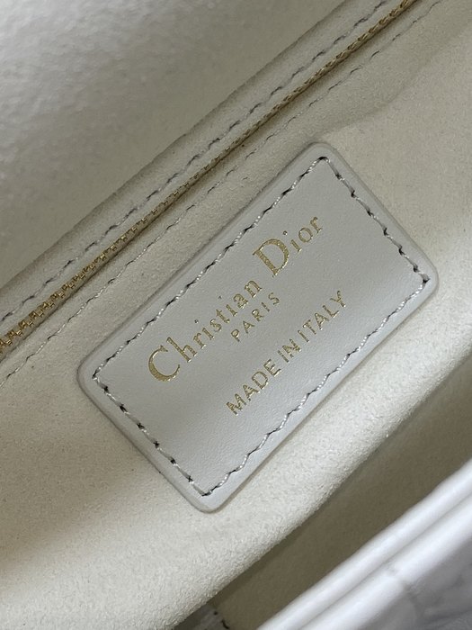 Dior Tote bag with stylish features White 01A 5