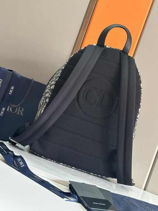 Dior Tote bag with stylish traits Beige 01A 3