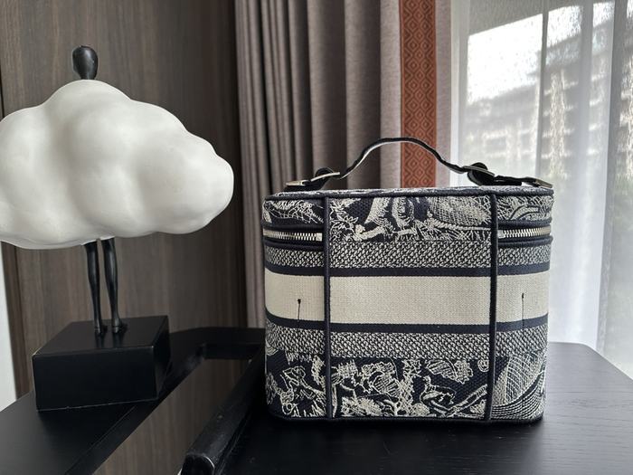 Dior Tote bag with stylish traits Navy 01A 9