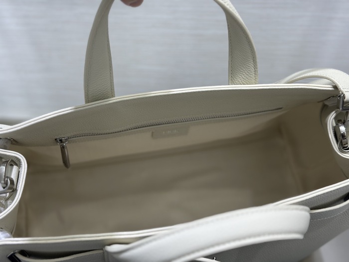 Dior Tote bag with stylish traits White 01A 3
