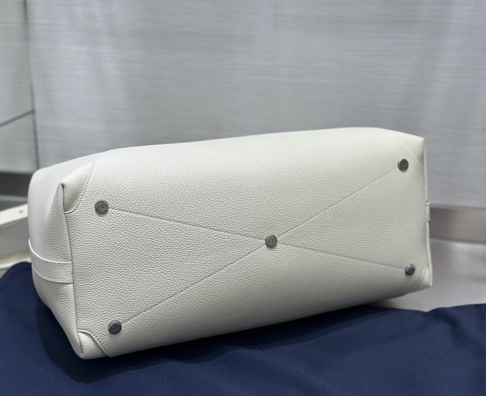 Dior Tote bag with stylish traits White 01A 3