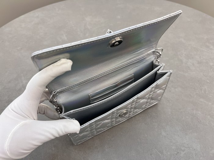 Dior Tote bag with stylish traits White 01A 4