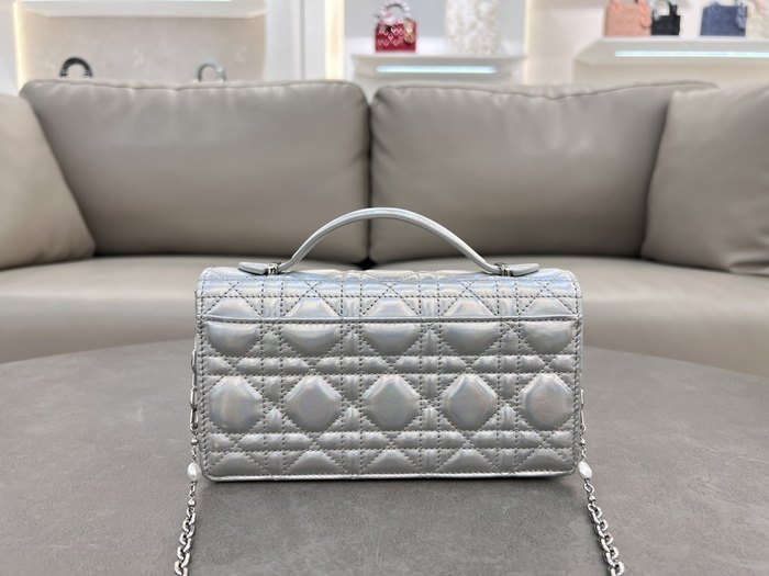 Dior Tote bag with stylish traits White 01A 4