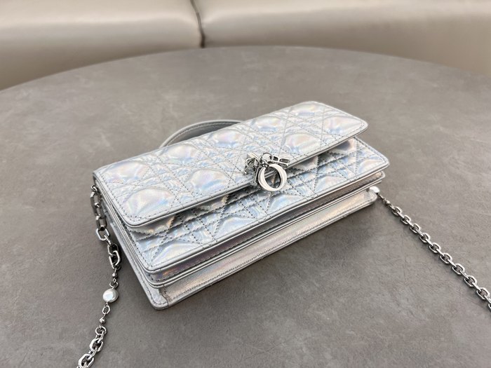 Dior Tote bag with stylish traits White 01A 4