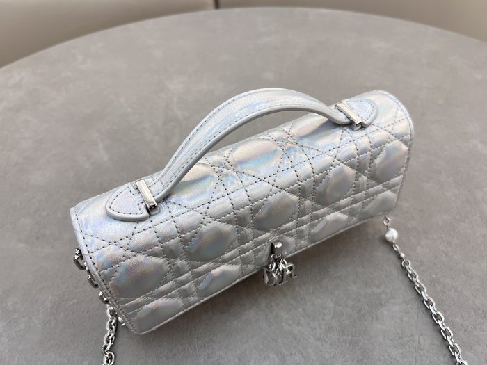 Dior Tote bag with stylish traits White 01A 4