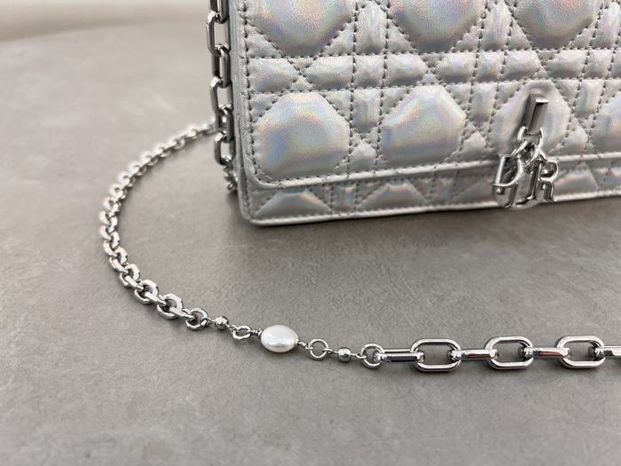 Dior Tote bag with stylish traits White 01A 4