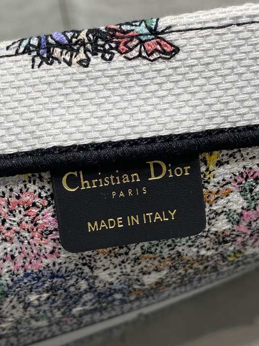 Dior Tote bag with stylish traits White 01A