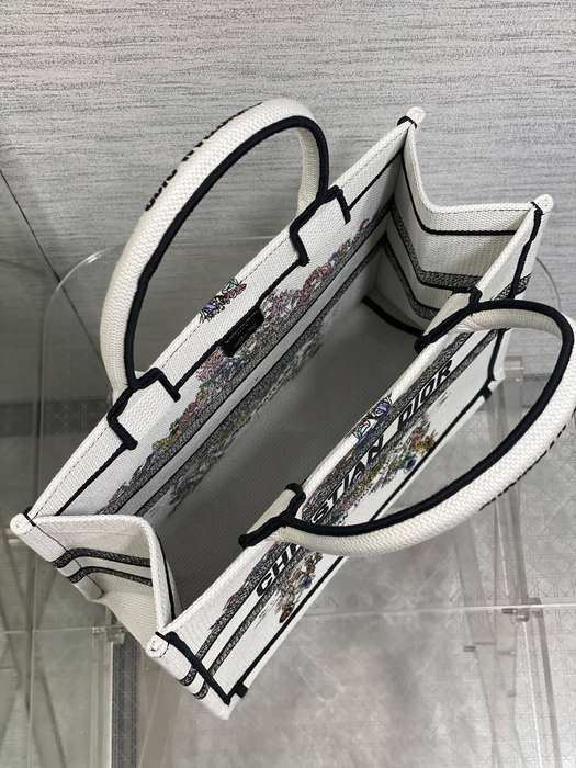 Dior Tote bag with stylish traits White 01A