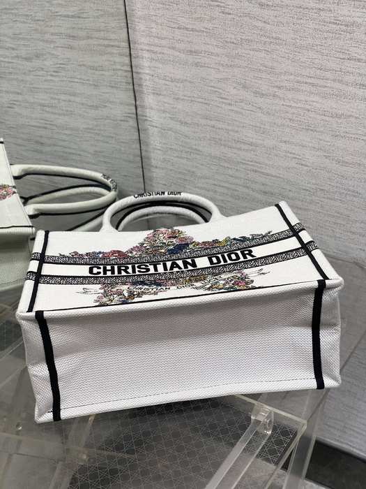 Dior Tote bag with stylish traits White 01A
