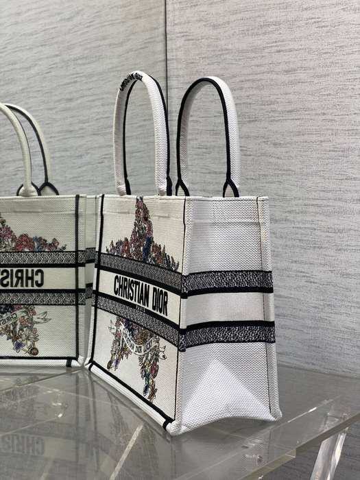 Dior Tote bag with stylish traits White 01A