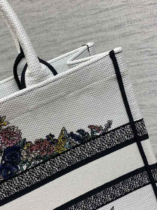 Dior Tote bag with stylish traits White 01A